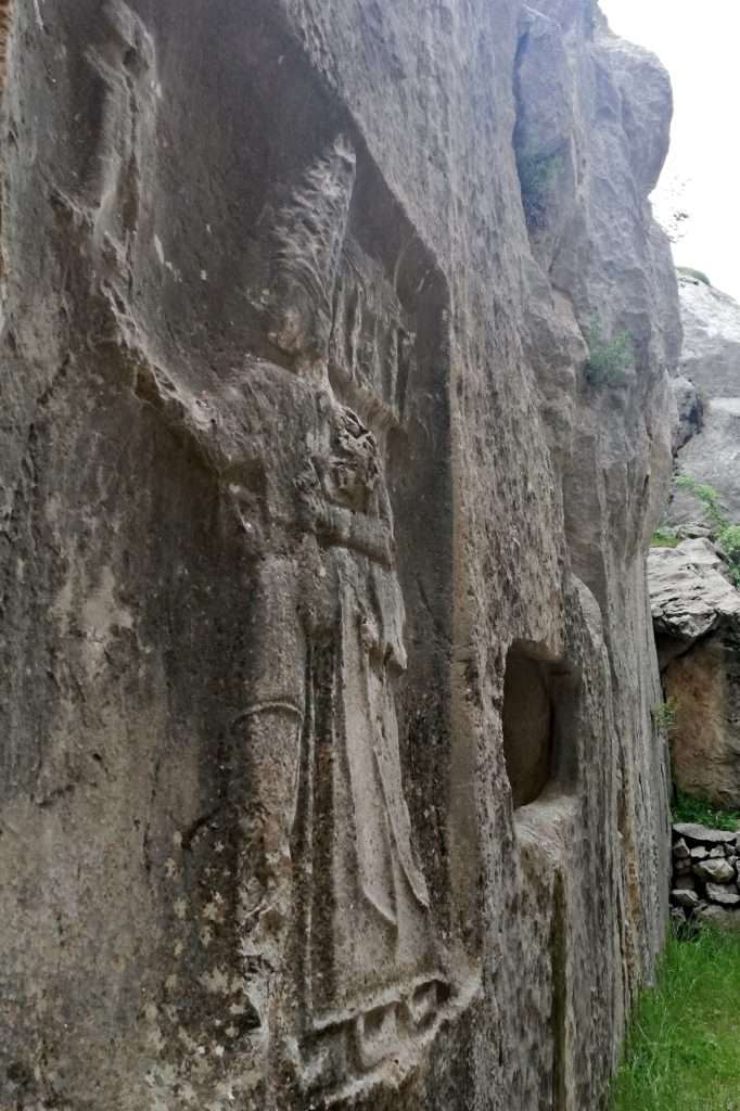 IV. Tutalya, Koruyucu Tanrısı Şarruma ve Adak Nişi Küçük Galeri- Yazılıkaya Açık Hava Tapınağı