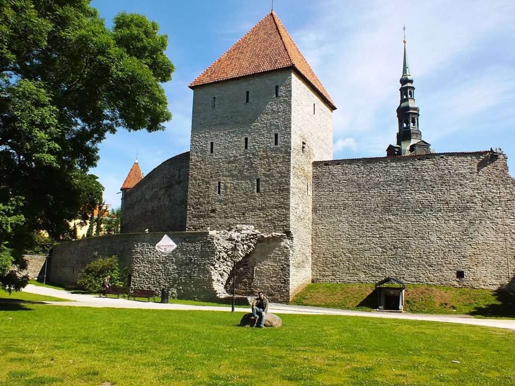 Tallitorn ja Linnamüüri Platvorm (Sabit Kule ve Kale Duvarı Yürüyüş Platformu)