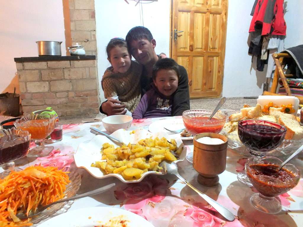Kırgız Bir Aile ile Akşam Yemeği