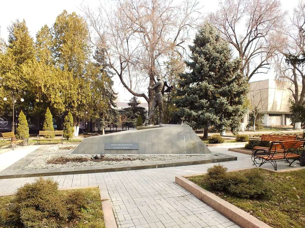 Cholponbek Bazarbaev Heykeli