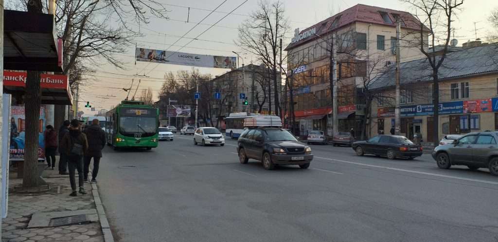 Bişkek'te Bir Troleybüs