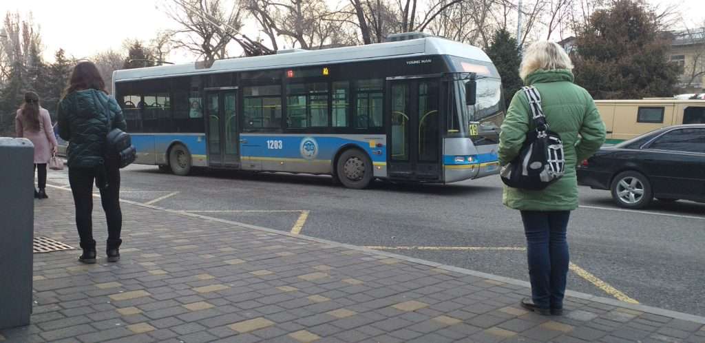 Almatı Ulaşım Sistemi Almatı'da Bir Troleybüs