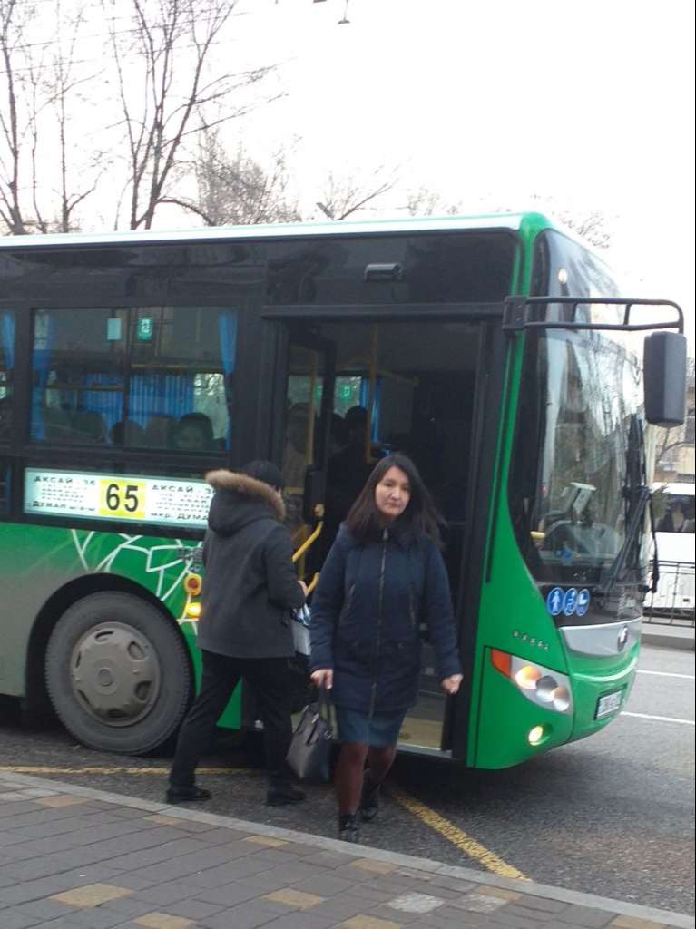 Almatı Ulaşım Sistemi Almatı'da Otobüslerden İniş