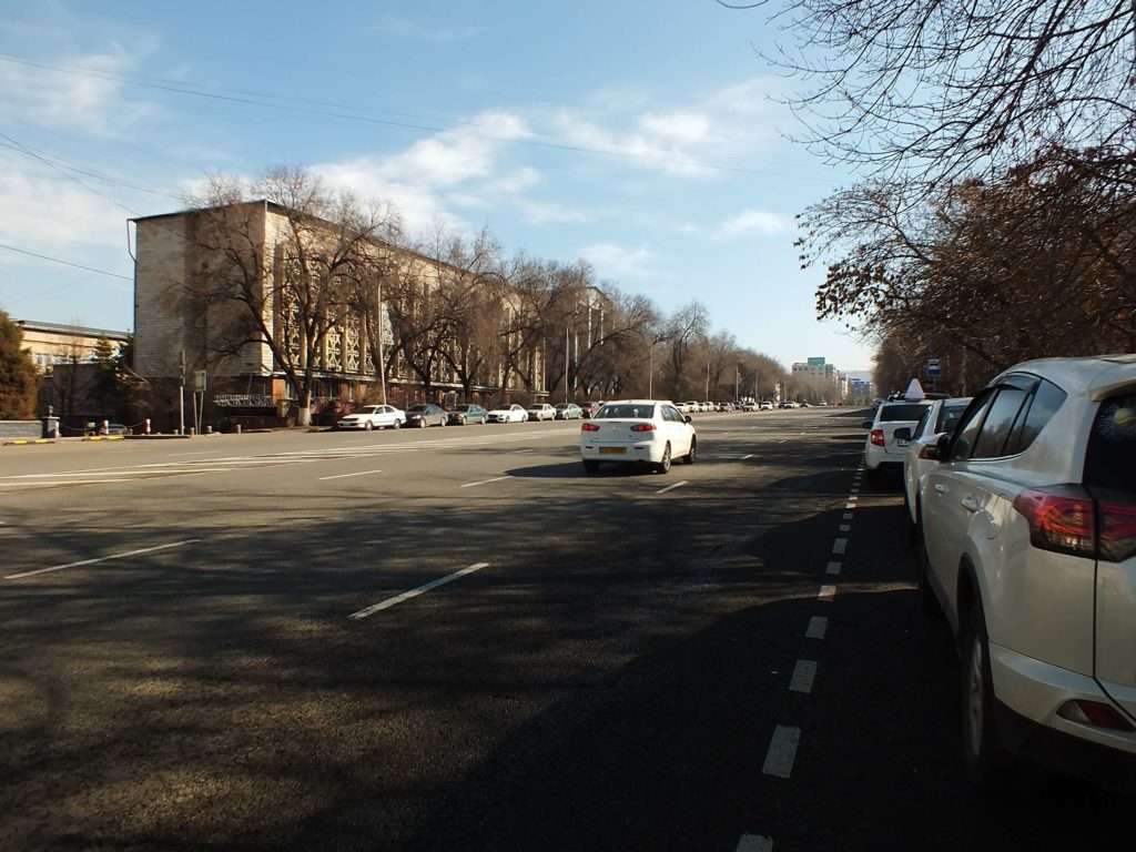 Almatı'da Bir Taksi Durağı