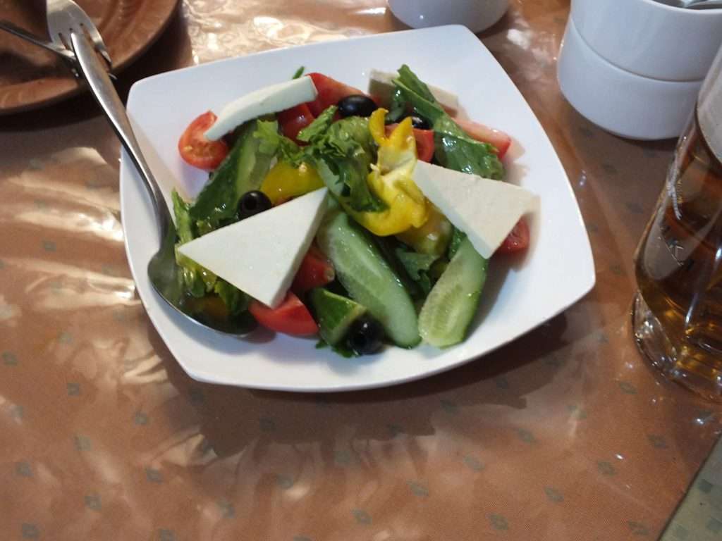 Грузинский Дворик (Gürcü Avlusu) Yunan Salatası (Греческ салат)