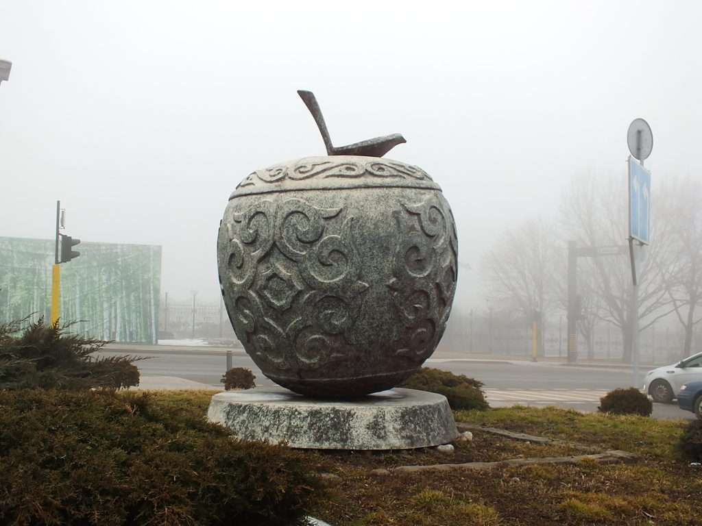 Almatı Gezisi Bir Elma Heykeli