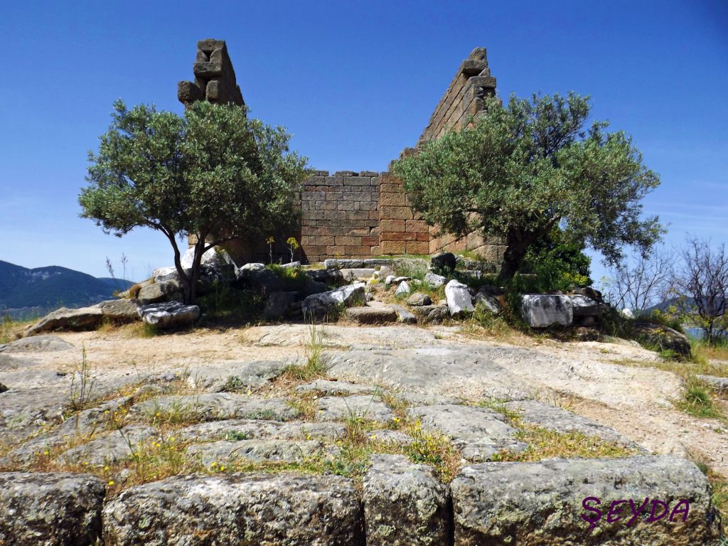 Kapıkırı Köyü Athena Tapınağı