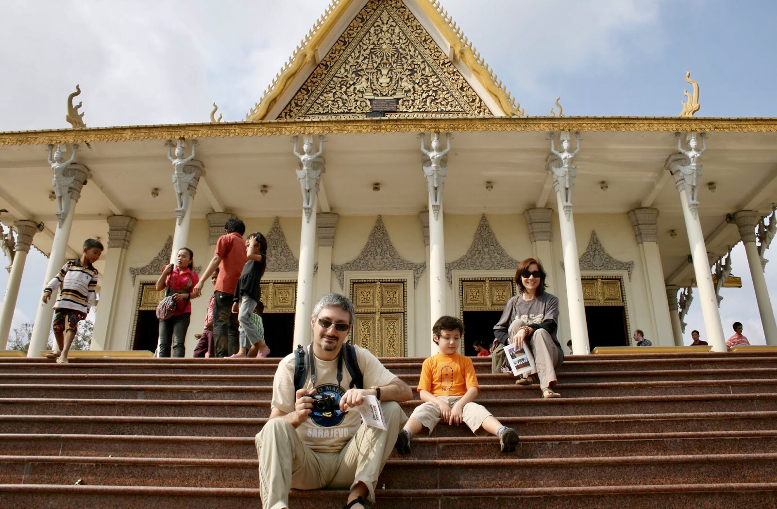 Phnom Penh Kraliyet Sarayı’nın Merdivenlerinde Eşim ve Oğlumla