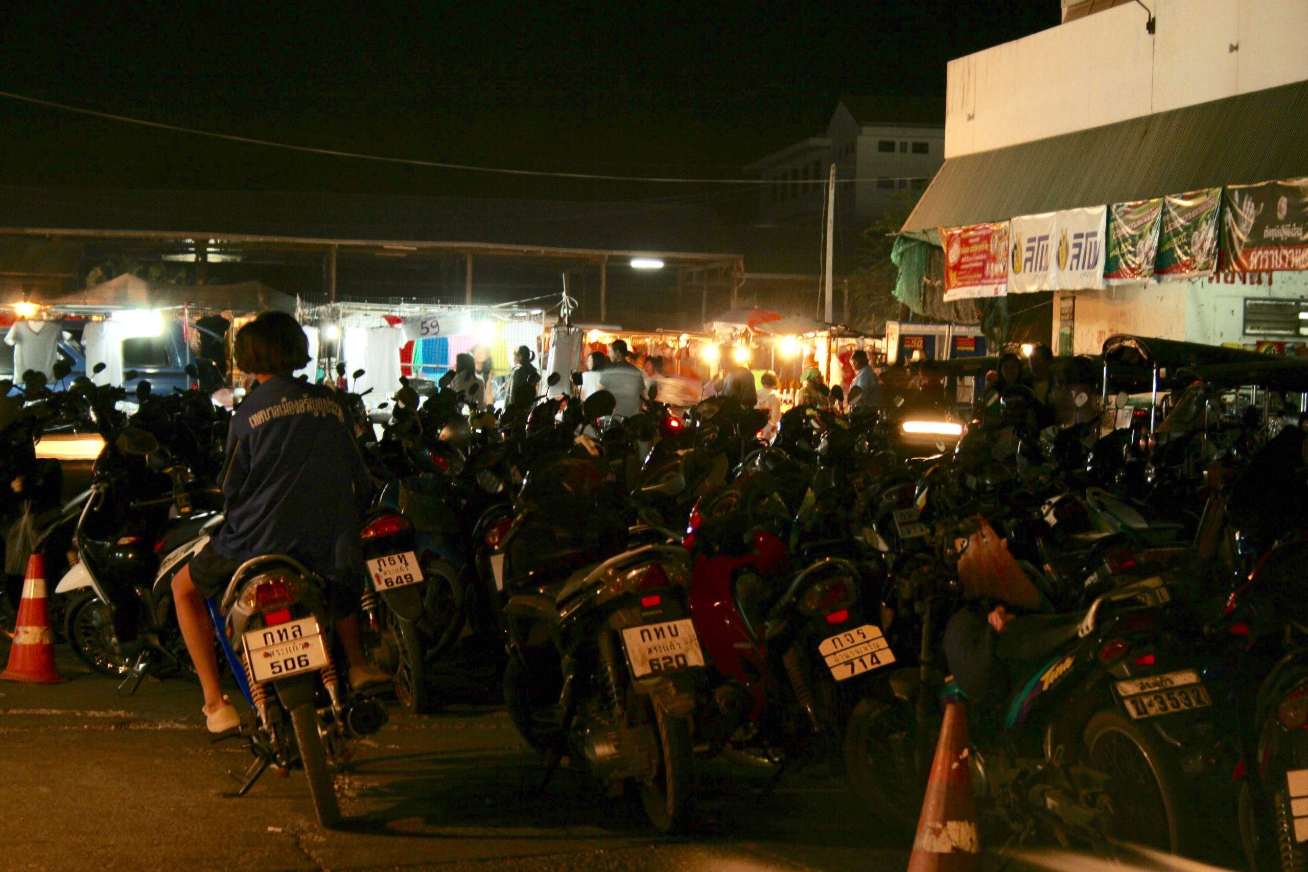 Bangkok’tan Kamboçya Sınırına Tayland-Aran Çekirge Sürüsü Gibi Motosikletler