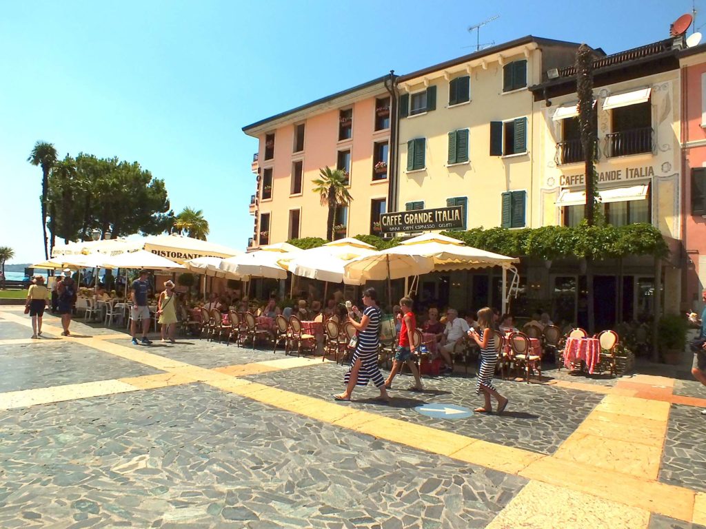 Carducci Meydanı Meydanı (Piazza Piazza Carducci)