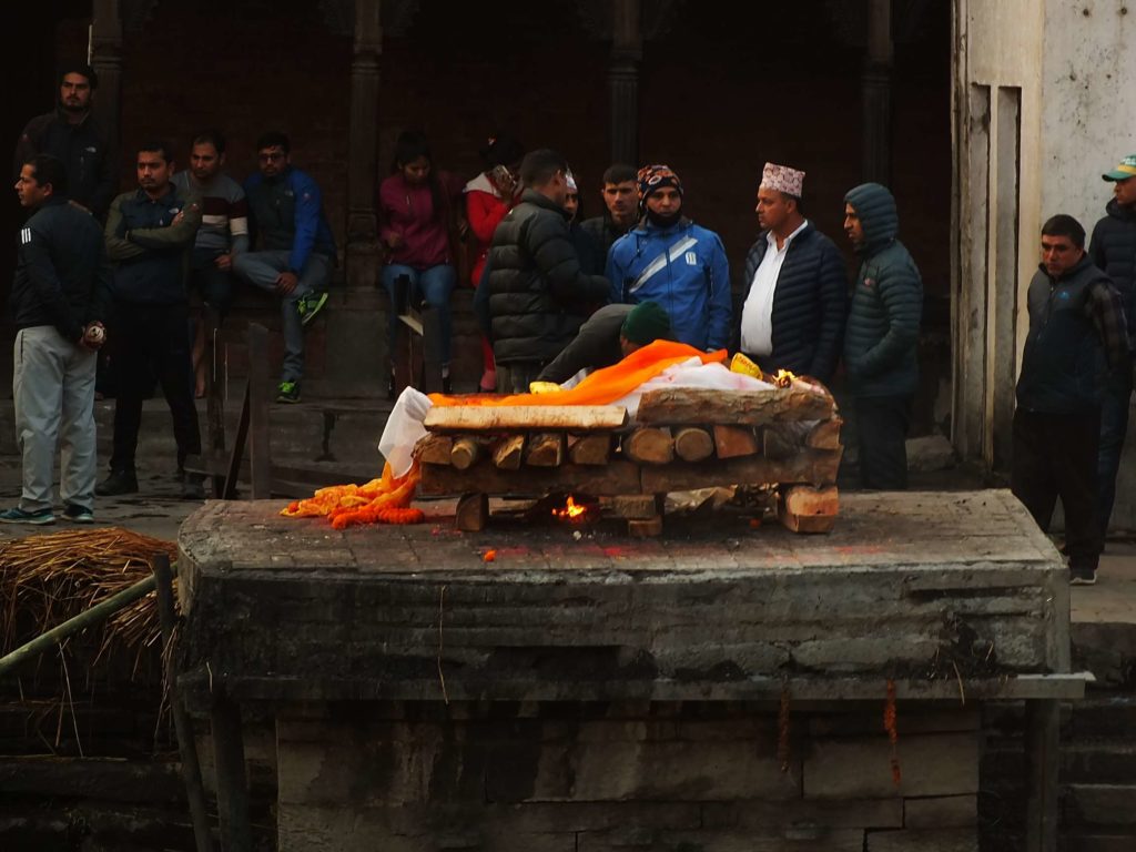 Pashupatinath Tapınağı (श्री पशुपतिनाथ मन्दिर) Ölü Yakma Törenleri