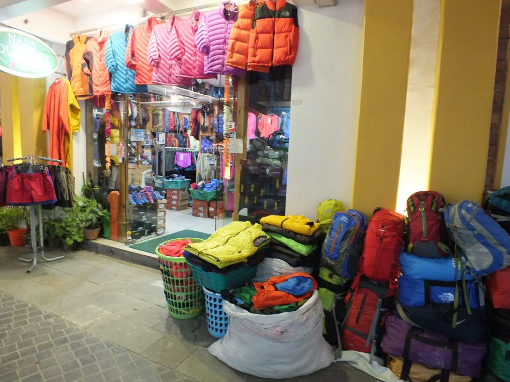 Katmandu'da Bir Trekking Malzeme Dükkanı