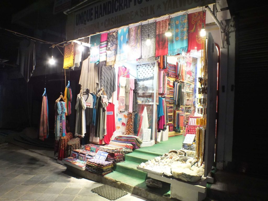 Katmandu'da Giyim Üzerine Bir Hediyelik Eşya Dükkanı