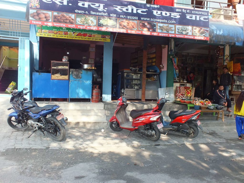 Pokhara'da Bir Hamur İşi Dükkanı