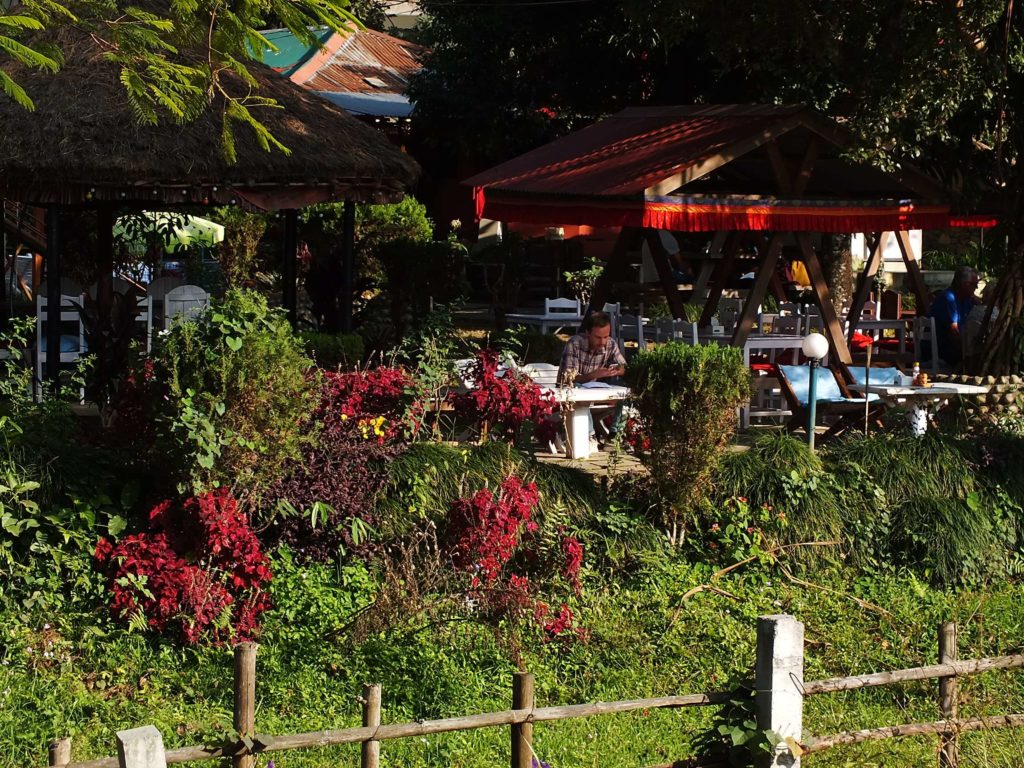 Phewa Gölü Kıyısında Bir Restoran