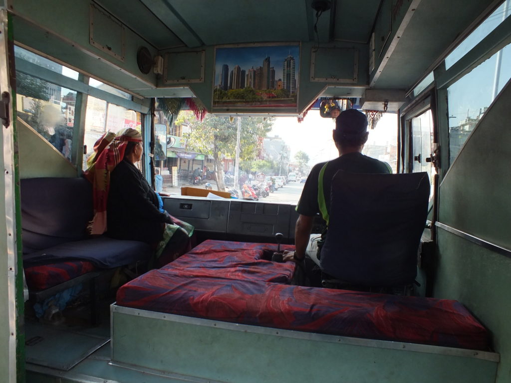 Pokhara'da Bir Otobüs