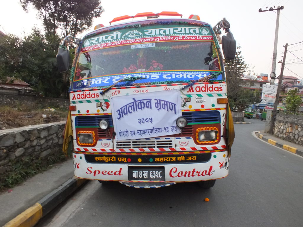 Pokhara'da Bir Otobüs
