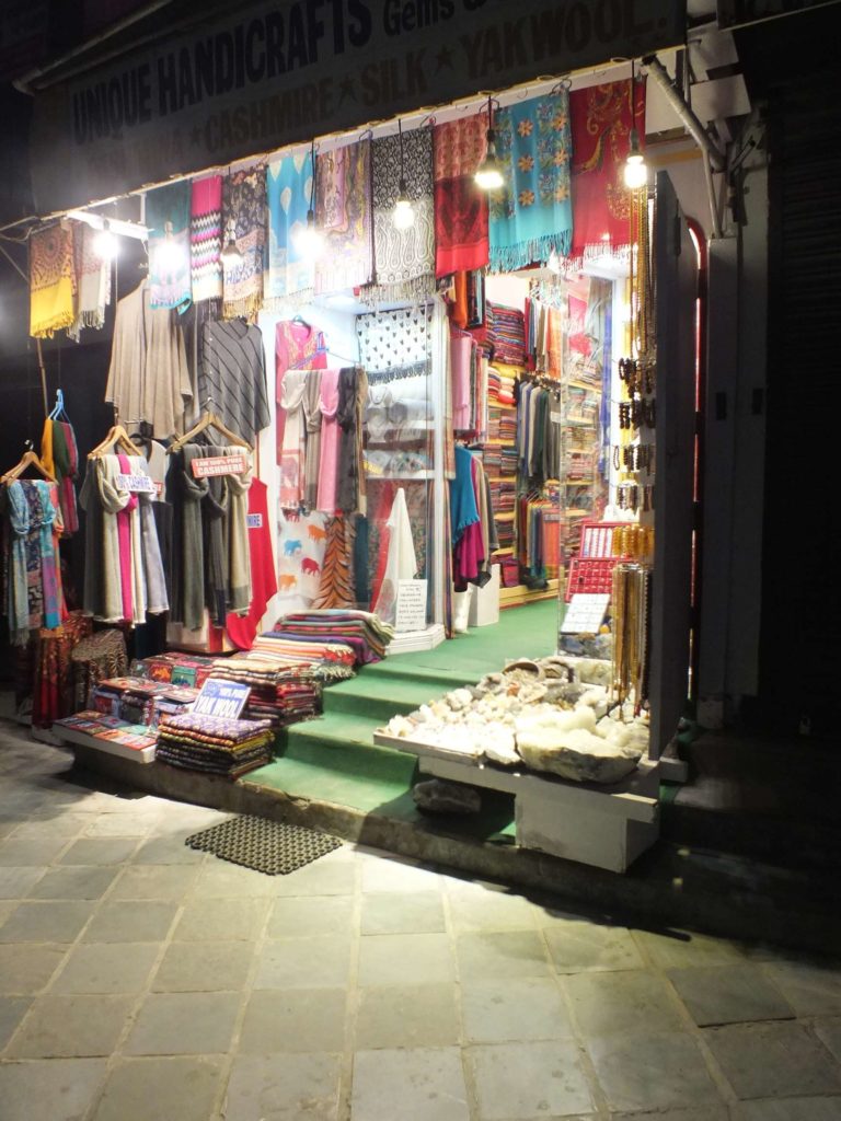 Pokhara'da Giyim Üzerine Bir Hediyelik Eşya Dükkanı