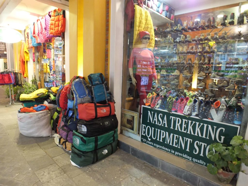 Pokhara'da Bir Trekking Malzeme Dükkanı
