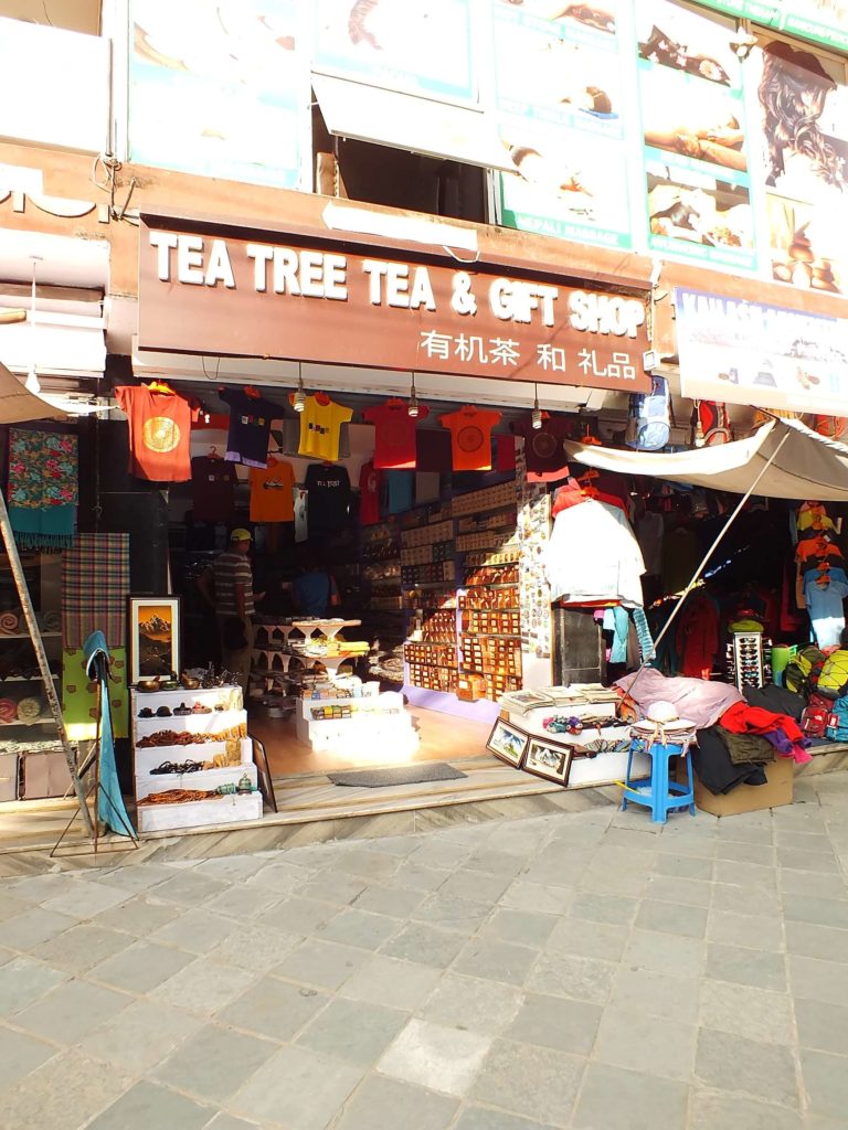 Pokhara'da Bir Çay ve Hediyelik Eşya Dükkanı