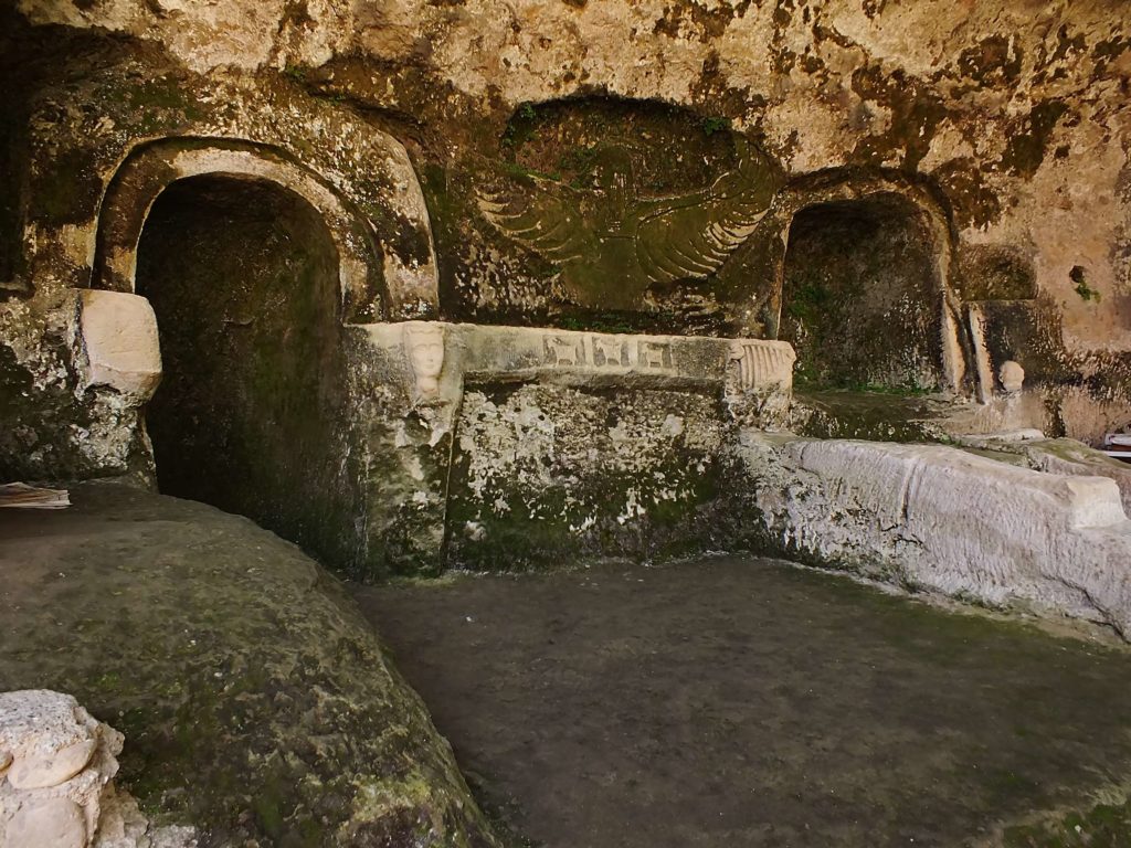 Menekşe Mağarası
