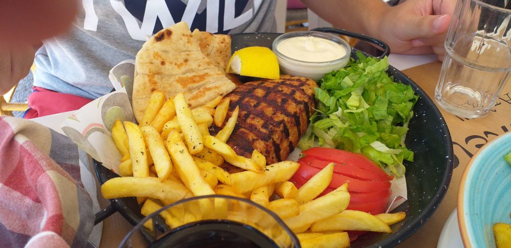 Τέλειον plus (Teleion Plus) Akdeniz Et Burger (μεσογειακό μπιφτέκι κρέατος)