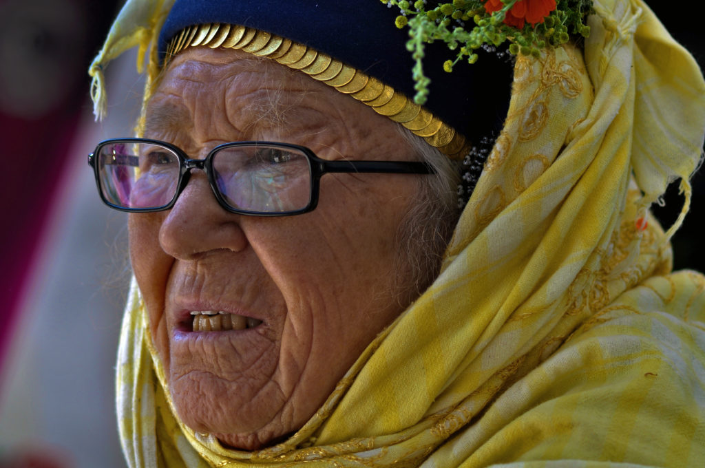 Çomakdağ Köyü Rengarenk Giyimli Bir Kadın 